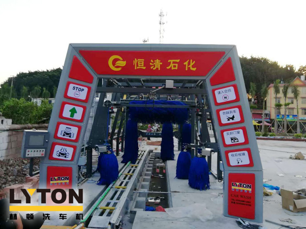 恒清石化引進FX-11系列電腦洗車機，洗車液和水蠟、自動仿行刷洗、自動仿行風干。