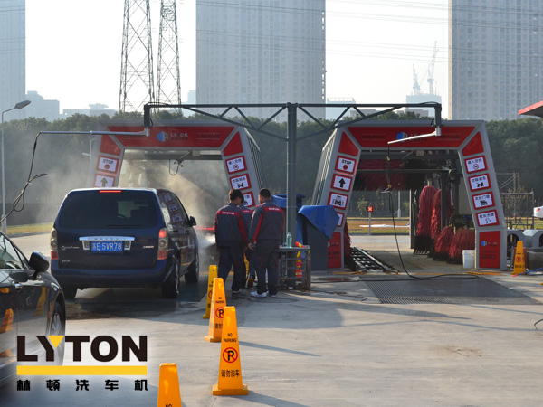 林頓fx11電腦洗車機2套（名駿百盛汽車服務連鎖選購配置），客流量較大汽車美容店行業(yè)推薦配置。