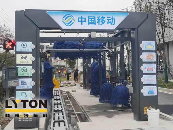 FX-80A系列隧道連續(xù)式全自動(dòng)洗車機(jī)框架采用的是fx11框架材質(zhì)，造型為fx80設(shè)備樣式。機(jī)型設(shè)計(jì)新穎、美觀大方，為林頓全自動(dòng)洗車機(jī)新品機(jī)型。