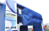 2019新款龍門往復式電腦洗車機整體熱浸鋅烤漆整機框架永不生銹。配泡棉軟刷、塑玻絲輪刷、低噪音固定式強力頂風機系統，設備經久耐用。