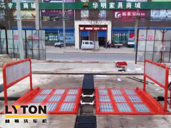 經(jīng)濟(jì)型工程車輛自動(dòng)洗輪機(jī)是林頓電腦洗車機(jī)專為沖洗各類工程車輛的輪胎及底盤而設(shè)計(jì)，該設(shè)備結(jié)構(gòu)簡單，功能齊全，高壓沖洗工程車輛底盤及兩側(cè)。