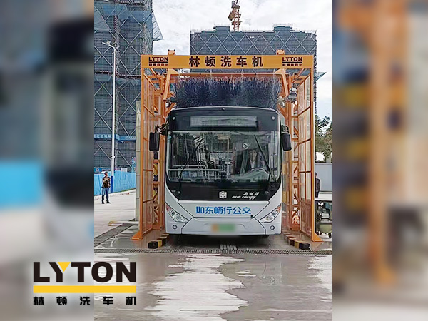 為乘客打造整潔乘車環(huán)境，如東暢行公交配置林頓3刷大巴全自動(dòng)洗車機(jī)