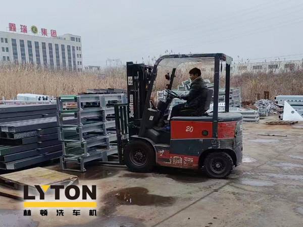 眾多加油站及公司自動洗車設備的供應商！品質肯定！林頓全自動洗車機發貨現場